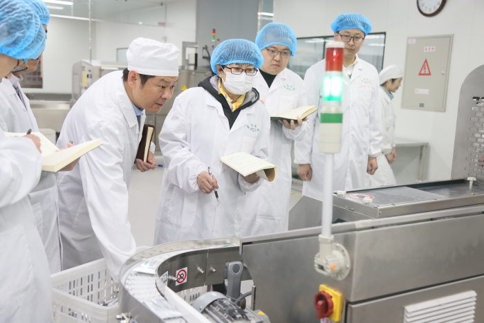 圖為區(qū)域檢查第五分局組織開展的藥品生產(chǎn)安全隱患大排查大整治行動(dòng)中，監(jiān)管人員在一家企業(yè)查看生產(chǎn)關(guān)鍵環(huán)節(jié)數(shù)據(jù)。