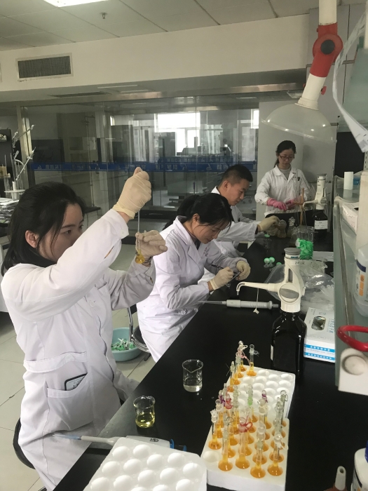 圖為山東省食品藥品檢驗(yàn)研究院工作人員在對(duì)阿膠進(jìn)行檢驗(yàn)。