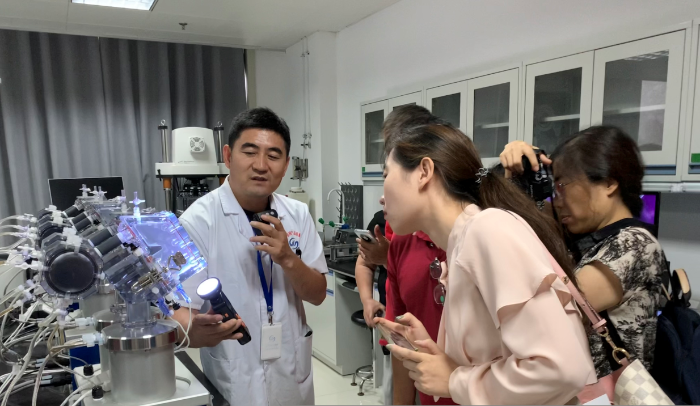   圖為山東省醫(yī)療器械和藥品包裝檢驗(yàn)研究院工作人員在檢驗(yàn)室開放日活動(dòng)中向公眾介紹人工心臟瓣膜檢驗(yàn)過程。