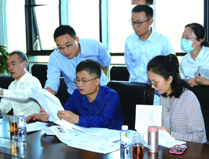 圖為山東省藥品不良反應(yīng)監(jiān)測(cè)中心工作人員現(xiàn)場(chǎng)指導(dǎo)企業(yè)開展醫(yī)療器械不良事件監(jiān)測(cè)工作。（趙玉娟 攝）