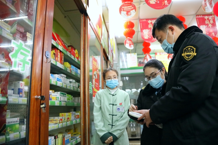 圖為1月19日執(zhí)法人員在一家藥店檢查。（何正君 攝）