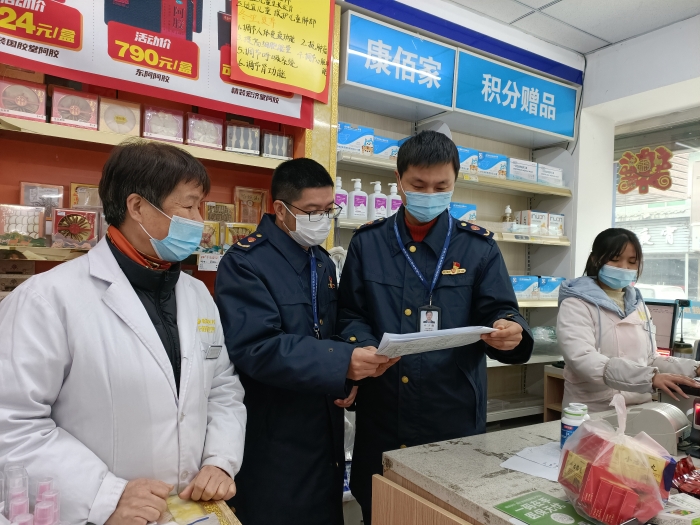 圖為監(jiān)管人員在藥店進(jìn)行檢查。