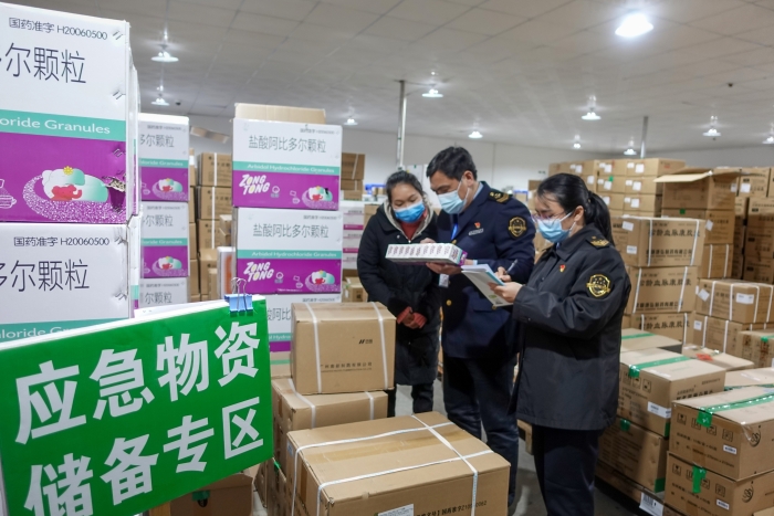 圖為廣西壯族自治區(qū)藥監(jiān)局百色檢查分局實(shí)地檢查防疫藥品質(zhì)量安全。（黃丹 攝）