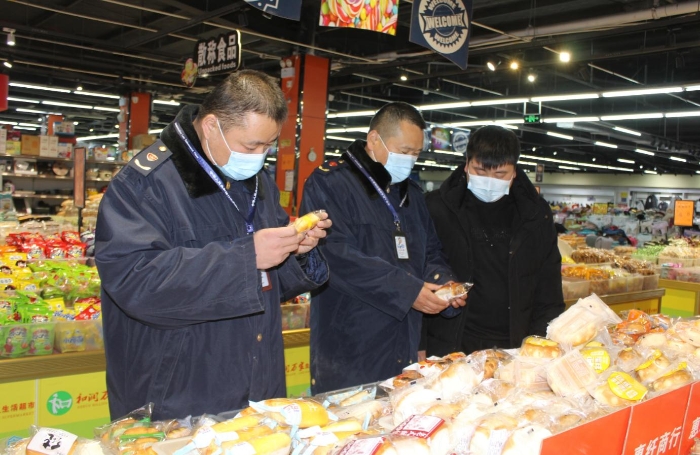 圖為執(zhí)法人員在一商場檢查食品安全。