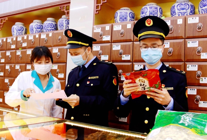 圖為2月14日，該局執(zhí)法人員在一家零售藥店檢查中藥飲片質(zhì)量。