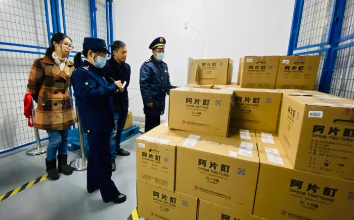 圖為執(zhí)法人員對藥品生產(chǎn)企業(yè)生產(chǎn)過程中使用的麻醉藥品使用記錄進行檢查。