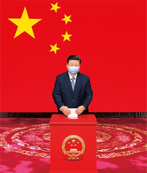 2021年11月5日，中共中央總書記、國(guó)家主席、中央軍委主席習(xí)近平在北京市西城區(qū)中南海選區(qū)懷仁堂投票站參加區(qū)人大代表選舉投票。 新華社記者 鞠鵬/攝