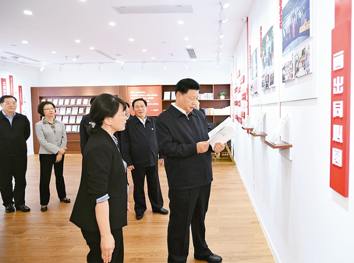 2019年11月2日至3日，中共中央總書記、國(guó)家主席、中央軍委主席習(xí)近平在上?？疾?。這是2日下午，習(xí)近平在長(zhǎng)寧區(qū)虹橋街道古北市民中心考察，了解社區(qū)開通社情民意直通車、服務(wù)基層群眾參與立法工作等情況。 新華社記者 謝環(huán)馳/攝