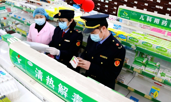 圖為該局執(zhí)法人員在一家藥店檢查。