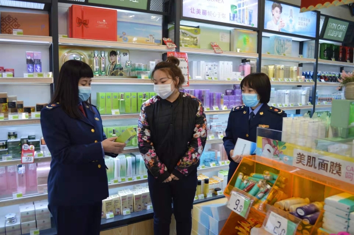 圖為該局執(zhí)法人員在一家化妝品專營店進行檢查。
