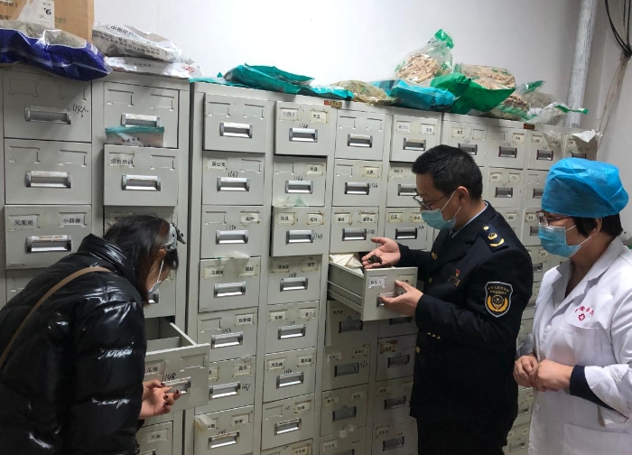 圖為庫(kù)爾勒市執(zhí)法人員對(duì)中藥材進(jìn)行檢查。