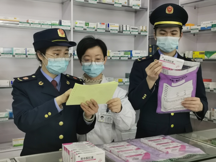 圖為執(zhí)法人員對(duì)一家藥店的婦科用藥開展抽樣檢查。