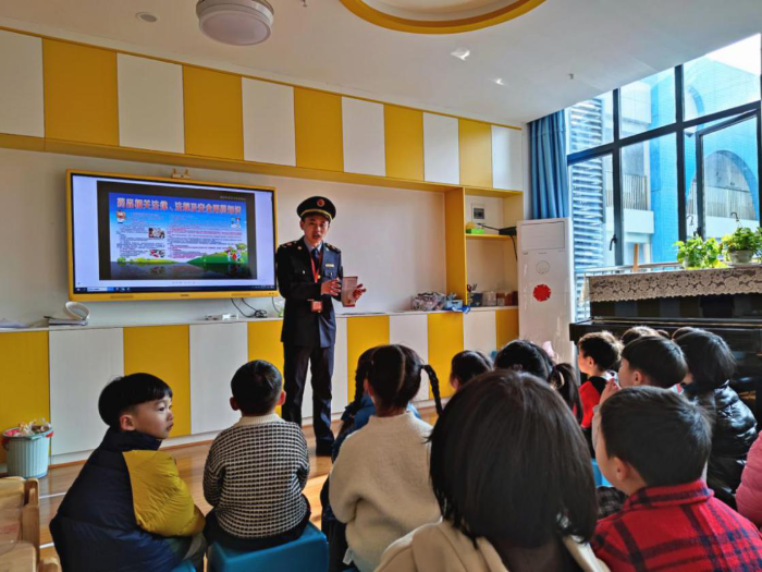 圖為3月3日執(zhí)法人員給南豐縣第二幼兒園的學生們講解安全用藥知識。