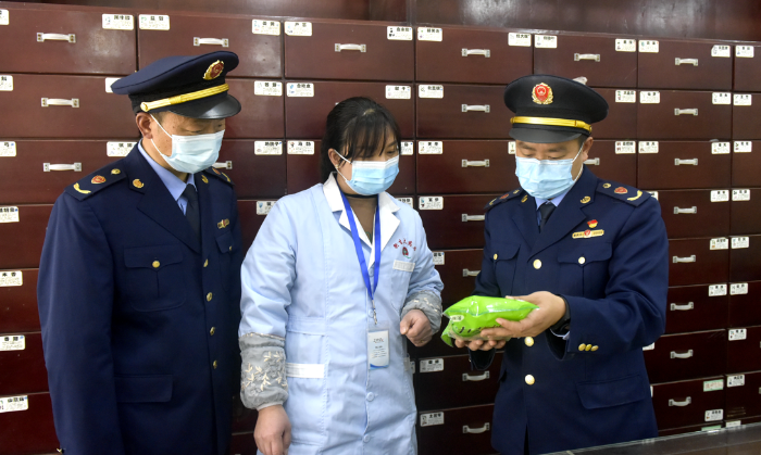 圖為龍?zhí)舵?zhèn)執(zhí)法人員檢查中藥飲片是否霉?fàn)€變質(zhì)。