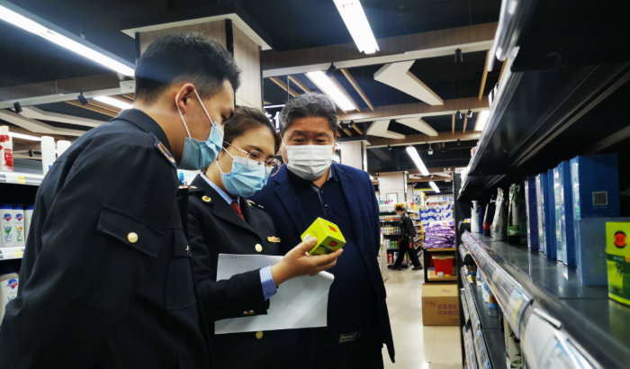 圖為執(zhí)法人員在化妝品銷售現(xiàn)場進(jìn)行檢查。