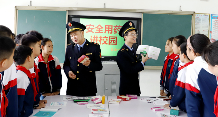 圖為3月14日，工作人員在給學生們講解安全用藥知識。