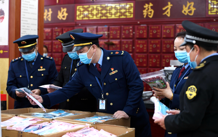 圖為執(zhí)法人員在一家藥店檢查。