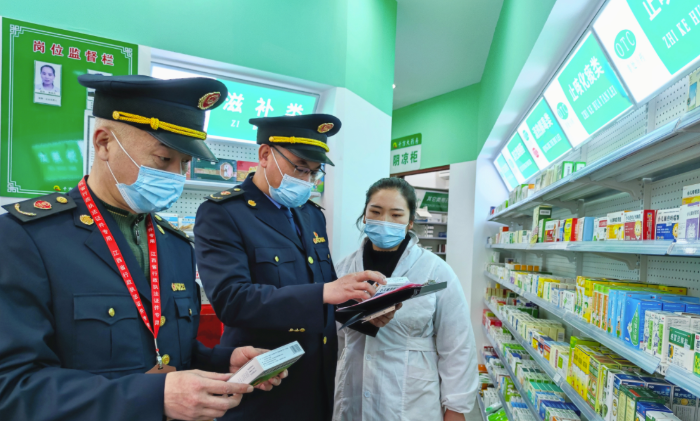 圖為執(zhí)法人員檢查“四類藥品”銷售登記情況。