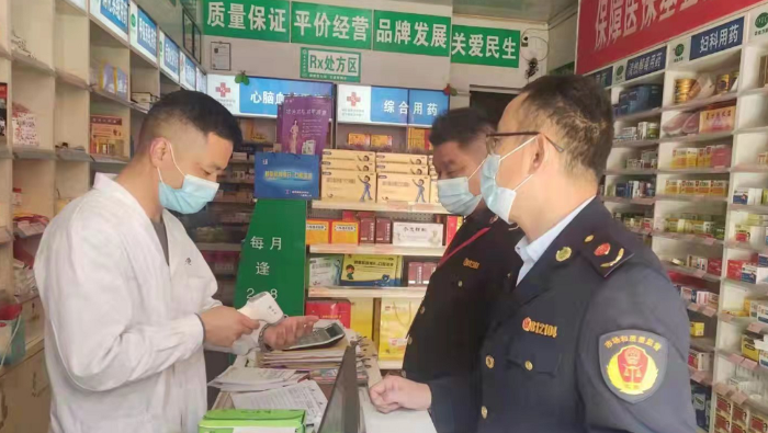 圖為執(zhí)法人員在一家藥店檢查。