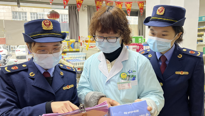 圖為執(zhí)法人員檢查新冠病毒抗原檢測(cè)試劑購(gòu)銷記錄。
