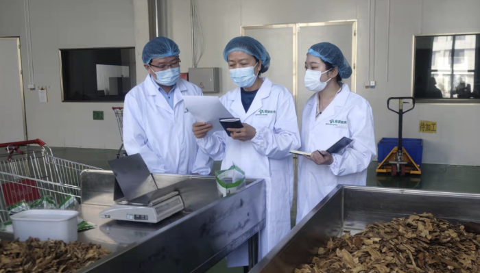 圖為執(zhí)法人員對(duì)防疫用中藥飲片質(zhì)量進(jìn)行監(jiān)督檢查。