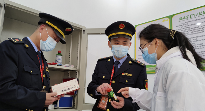 圖為執(zhí)法人員正在一家幼兒園醫(yī)務(wù)室檢查藥品質(zhì)量。