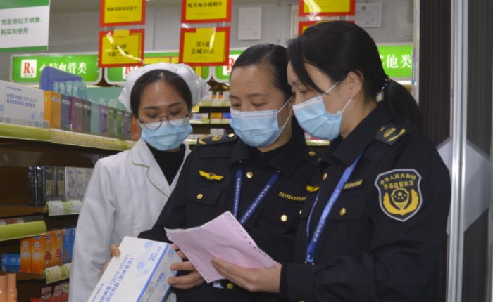 圖為執(zhí)法人員在藥店檢查。