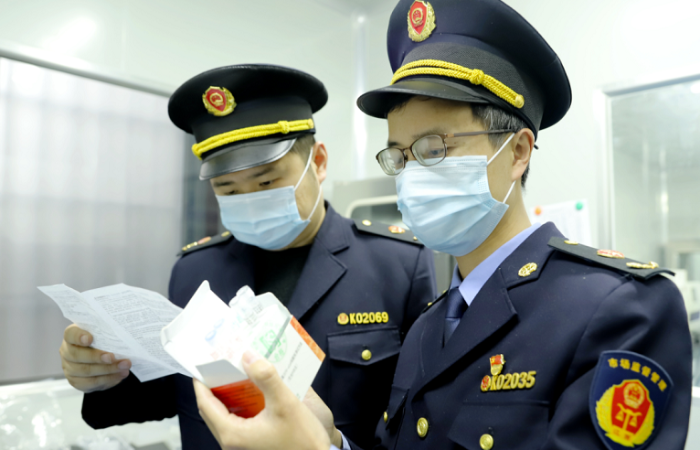 圖為執(zhí)法人員在一家檢測(cè)機(jī)構(gòu)檢查。
