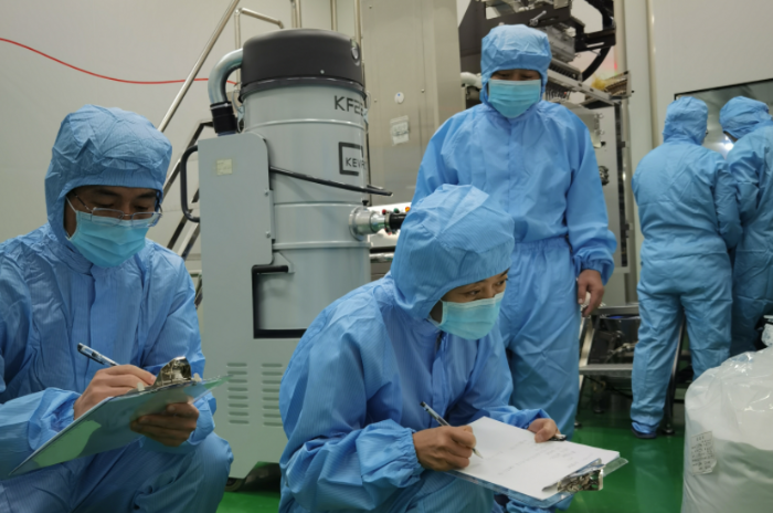 圖為執(zhí)法人員在一家藥品生產企業(yè)檢查。