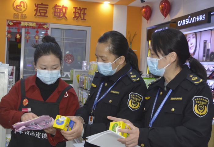 圖為執(zhí)法人員在化妝品經(jīng)營(yíng)單位檢查。