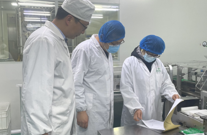 圖為執(zhí)法人員在一家藥品生產(chǎn)企業(yè)抽樣檢查。