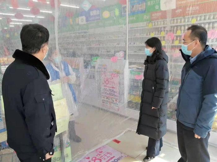 圖為吉林省藥監(jiān)局黨組成員、副局長(zhǎng)藍(lán)翁弛（中），藥品安全總監(jiān)李金波檢查藥店疫情防控情況。