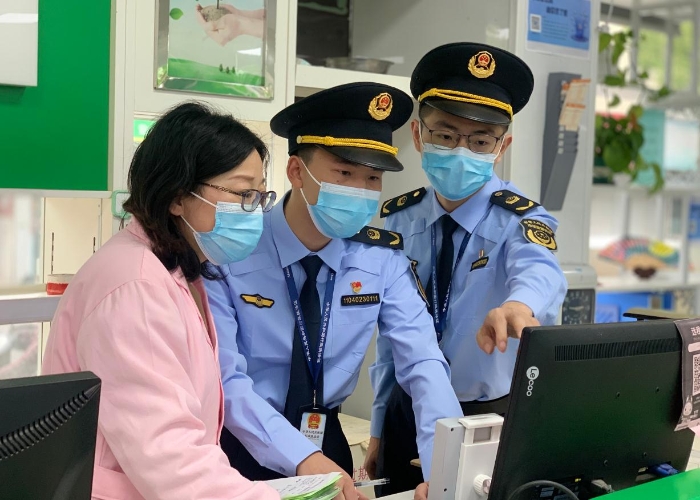 圖為該分局執(zhí)法人員對一家藥店的藥品上報記錄進行核對。