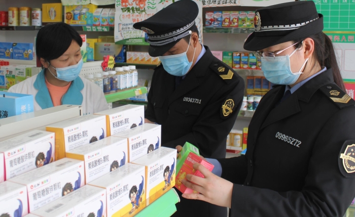 圖為執(zhí)法人員在藥店進(jìn)行檢查。