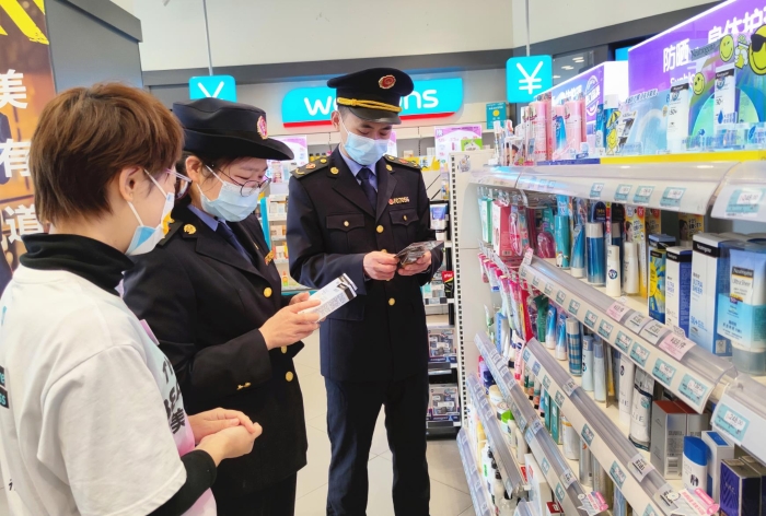 圖為執(zhí)法人員在一家化妝品專營店檢查防曬類化妝品。