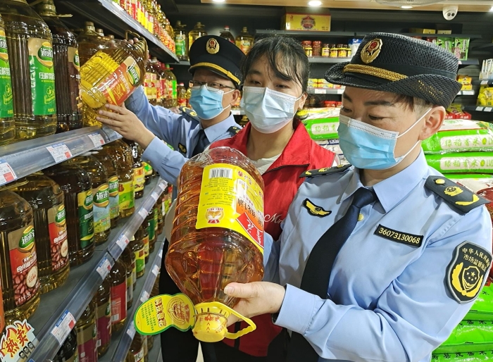 圖為執(zhí)法人員正在一商店檢查食品。