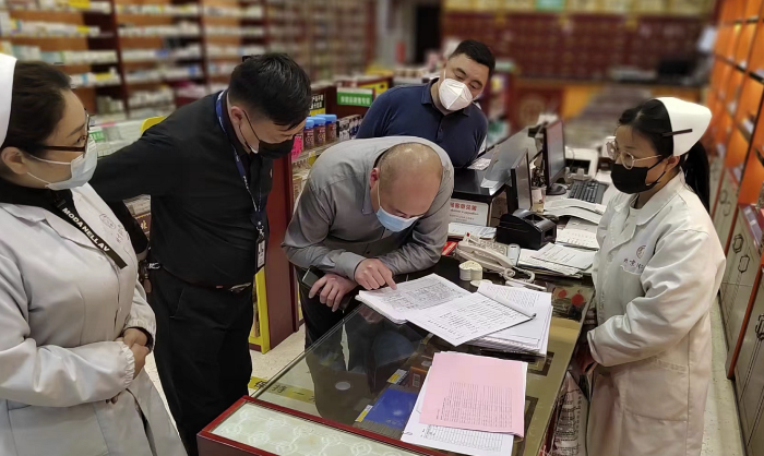 圖為五一假期期間檢查組檢查轄區(qū)零售藥店。