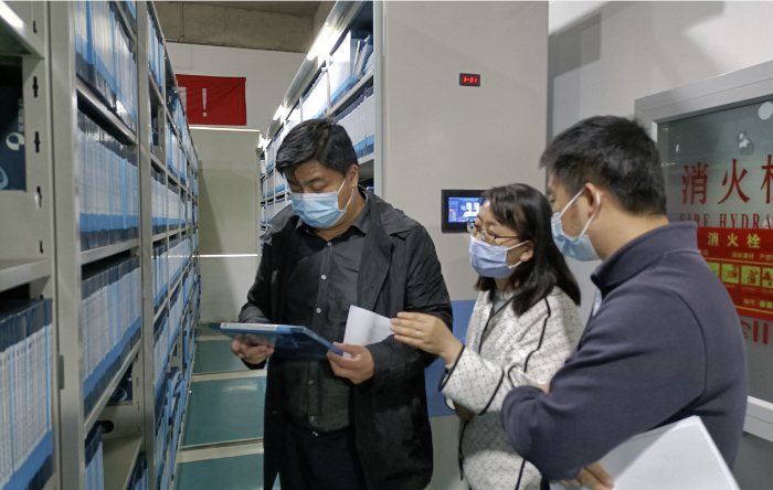 圖為檢查組檢查部分文件記錄。