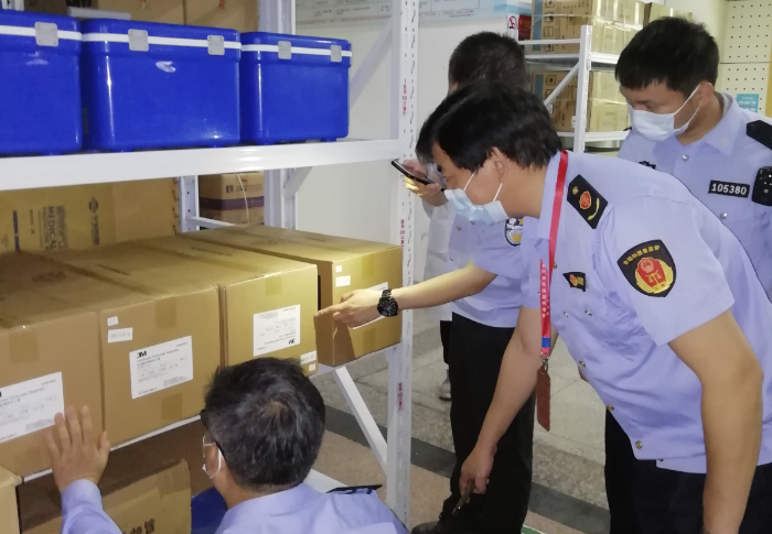 圖為執(zhí)法人員檢查防疫器械。