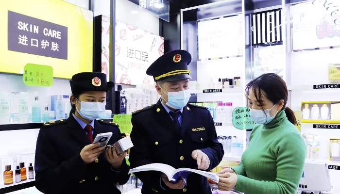 圖為執(zhí)法人員檢查進(jìn)口化妝品標(biāo)簽標(biāo)識。
