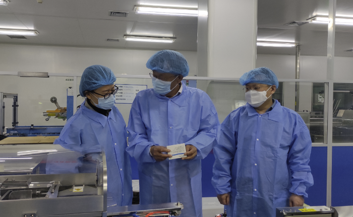 圖為檢查人員在一家集采中選企業(yè)檢查。
