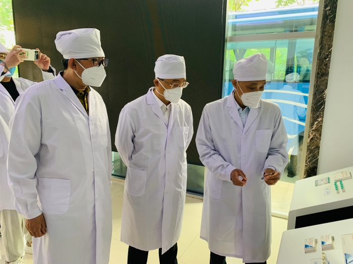 圖為吉林省副局長付兆峰（中）指導幫扶企業(yè)解決實際問題。