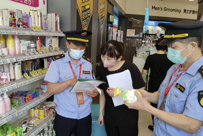 圖為5月30日，南豐縣市場(chǎng)監(jiān)管局執(zhí)法人員在一家化妝品專賣店開展兒童化妝品安全使用科普。