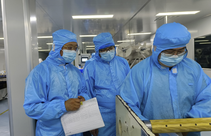 圖為第三分局執(zhí)法人員在一家無菌敷貼類醫(yī)療器械企業(yè)檢查潔凈車間。