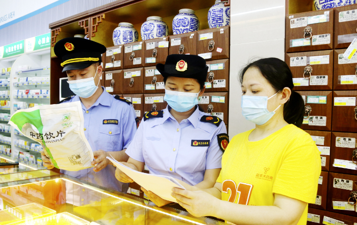 圖為6月7日，渝水區(qū)市場監(jiān)管局執(zhí)法人員在一家零售藥店檢查中藥飲片儲(chǔ)存情況。