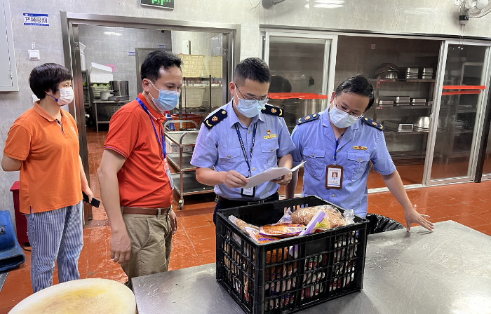 圖為連江縣市場(chǎng)監(jiān)管局執(zhí)法人員在一家考點(diǎn)學(xué)校食堂檢查食品儲(chǔ)存情況。
