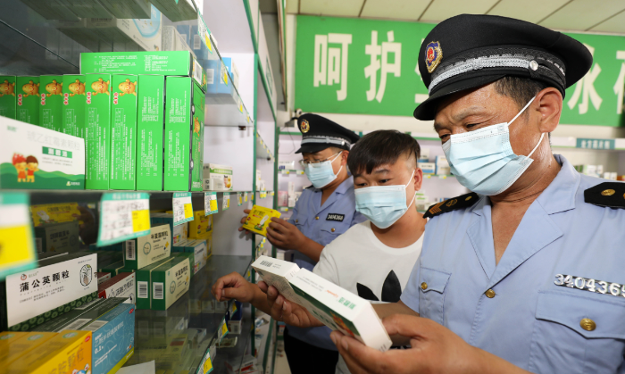 圖為6月13日，濉溪縣鐵佛市場監(jiān)督管理所執(zhí)法人員在轄區(qū)內(nèi)一家藥店檢查。