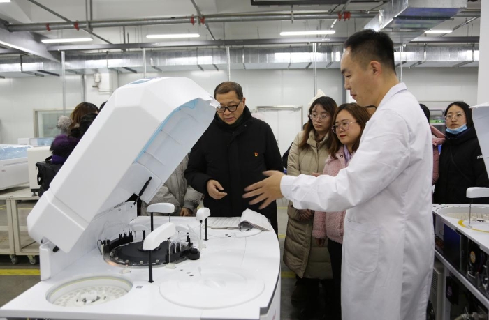 圖為吉林省藥品審批中心在吉林省迪瑞醫(yī)療科技有限公司生產(chǎn)車間調研。（資料圖，葉陽歡攝）