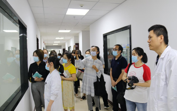 圖為福建省食品藥品質(zhì)量檢驗(yàn)研究院專家為觀眾詳細(xì)講解各類化妝品的檢驗(yàn)檢測(cè)流程。