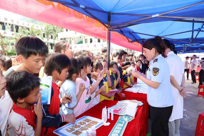 圖為監(jiān)管人員向小學生講解兒童化妝品安全知識。（藍必賢 攝）